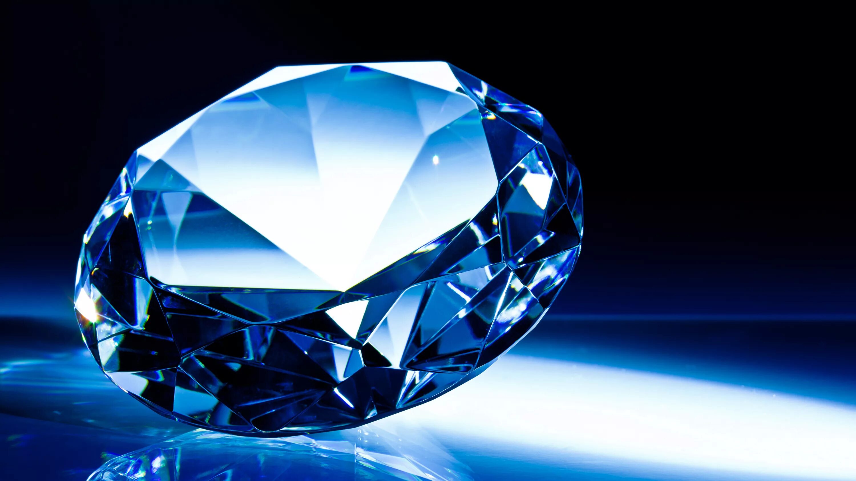 Октаэдрические кристаллы. Флюорит октаэдр. Абстракция осколки. Определение твердотельного моделирования. Грани качество.