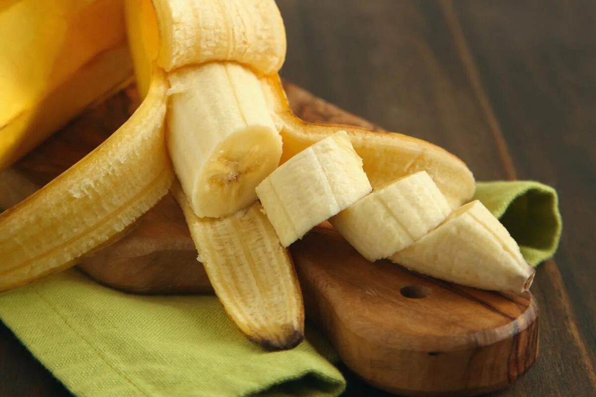 Мякоть банана. Десертный банан. Потемневшая мякоть банана. Банан на столе.