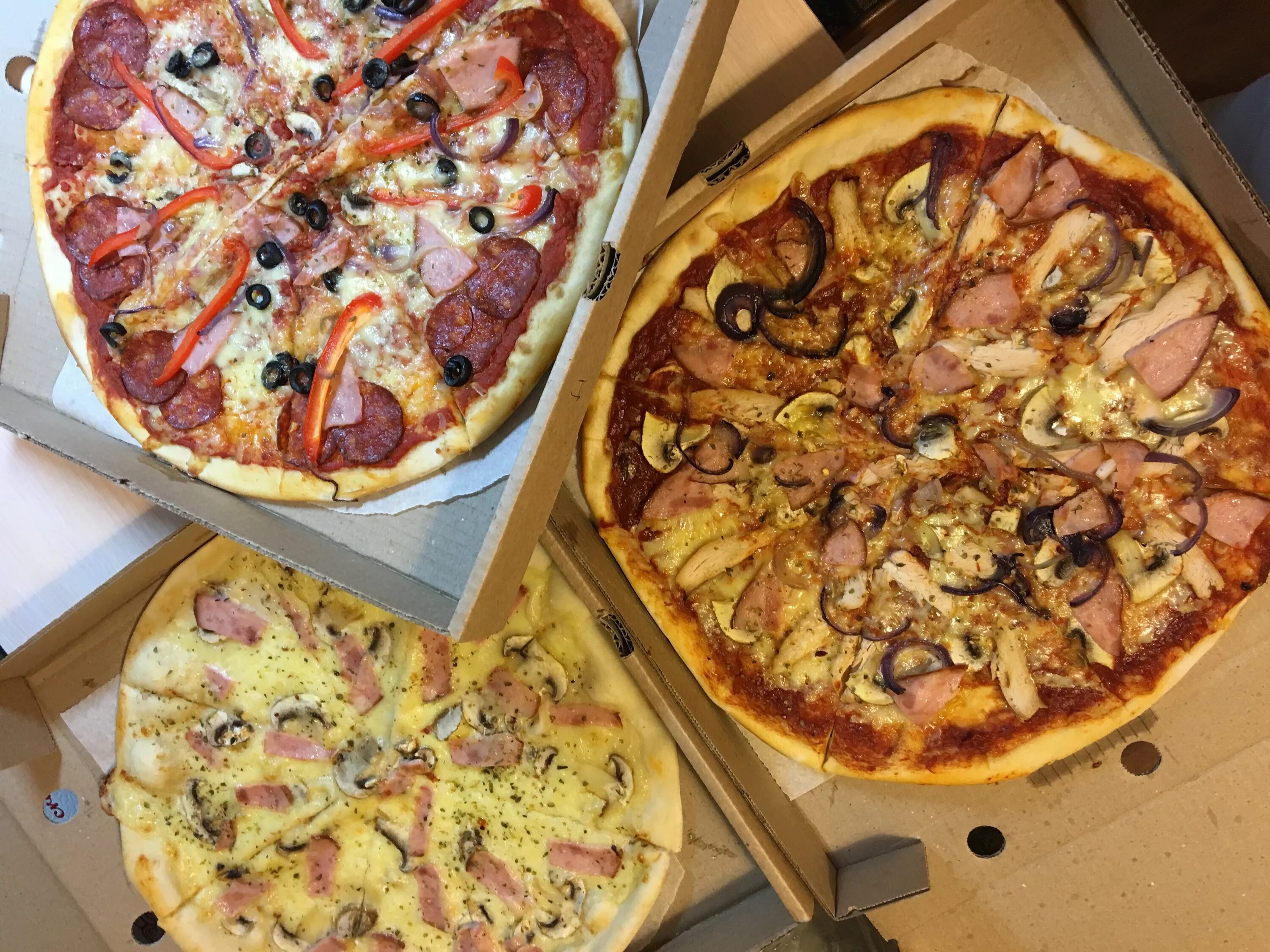 Пицца Прайм Белебей. Пицца в коробках. Пицца домашняя. Пицца в коробке на столе.