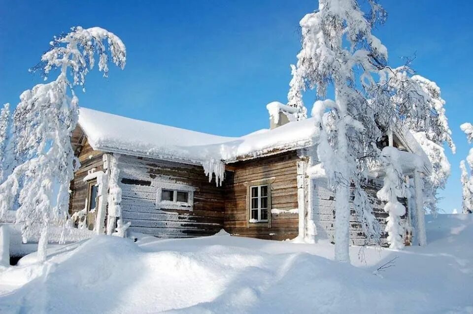 Тайга избушка зима Карелия. Зимний домик. Деревенский домик зимой. Деревня в снегу. Зайдешь в такую избушку зимой жилым