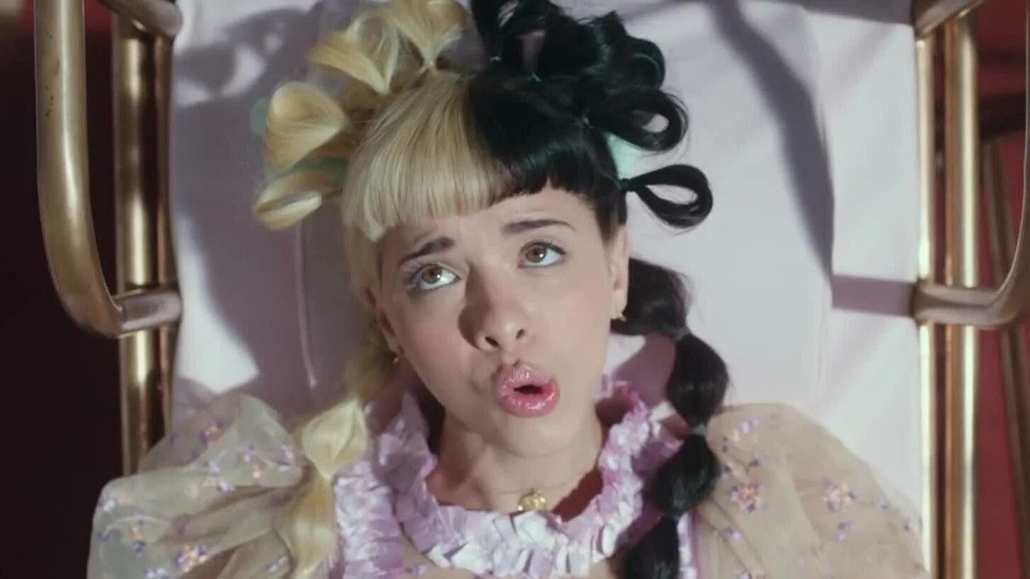 Мелани Мартинес k-12. Мелани Мартинез k12 ава. Melanie Martinez k12. Мелани Мартинес нурсес офис.