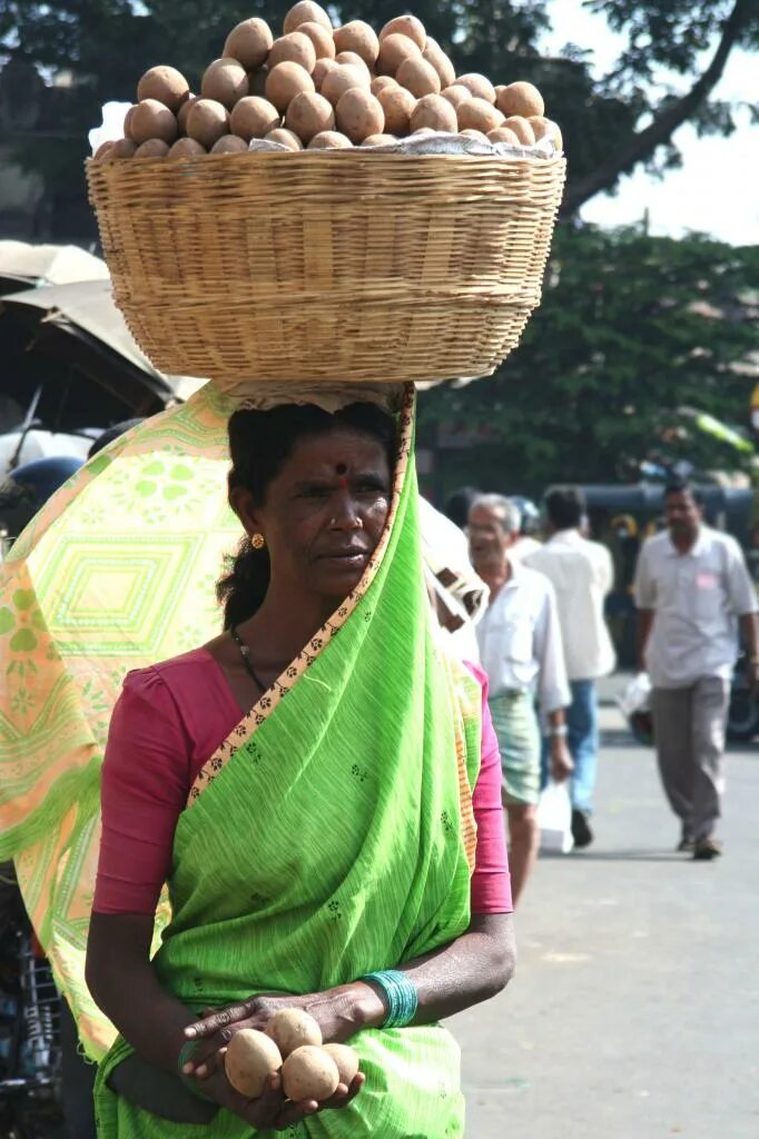 Женщина села на голову. Индийская женщина с грузом на голове. Женщина с корзиной на голове. Индийские женщины с корзиной на голове.