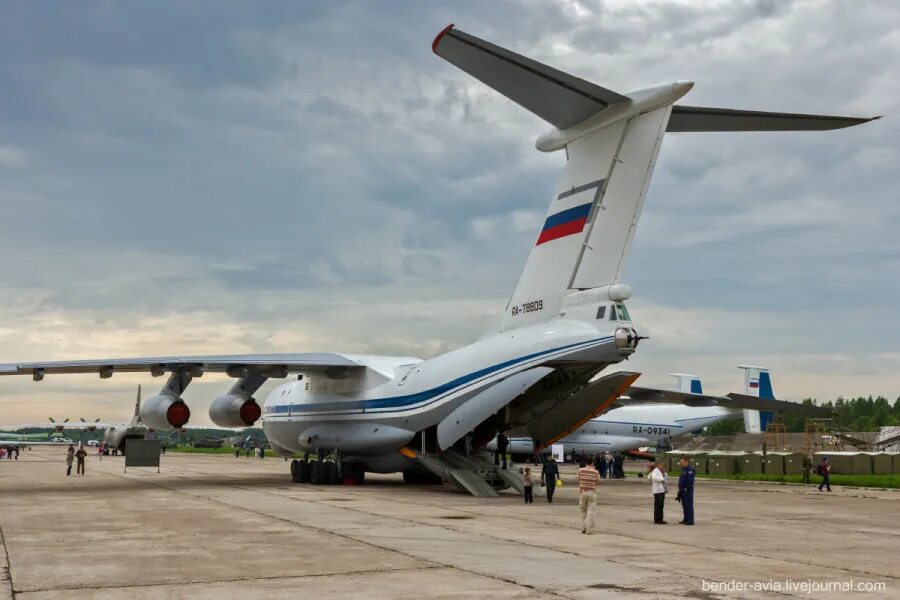 Ил 76 хвост. Вооружение ил 76. Кормовая кабина ил-76мд. Самолет ил 76 мд. Шасси ил 76.