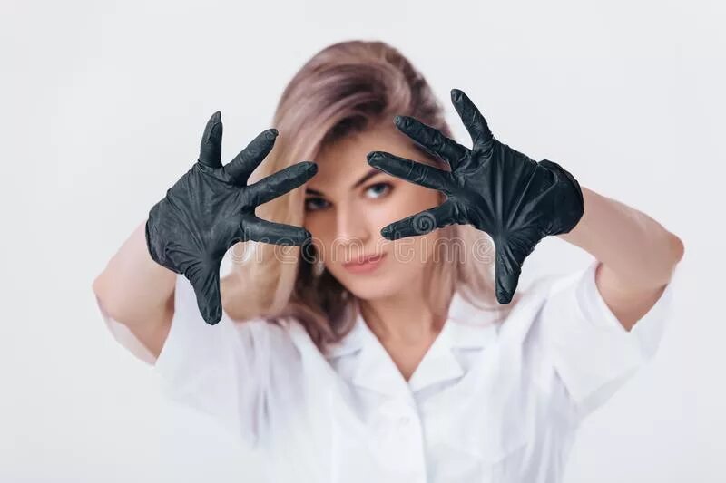 Девушка в черных перчатках. Медсестра в черных перчатках. Женщины в медицинских перчатках. Руки девушки в перчатках.