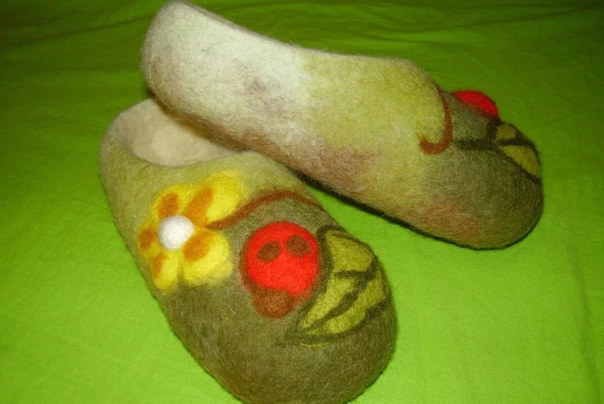 Тапочки мастер класс для начинающих. Тапочки связанные крючком. Обвязывание войлочной подошвы. Вязание тапочек зинаиды скурихиной. Вязаные тапочки для малышей.