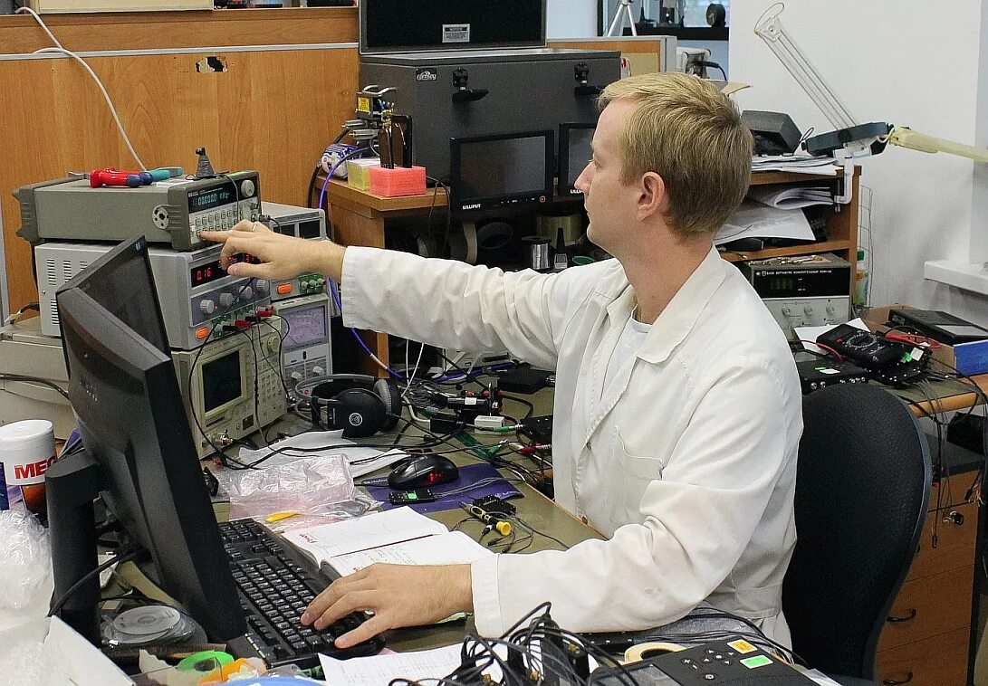 радиомеханик по обслуживанию и ремонту. ремонт ноутбуков. радиоэлектронное оборудование. монтажник рэа. мастер по ремонту компьютеров.