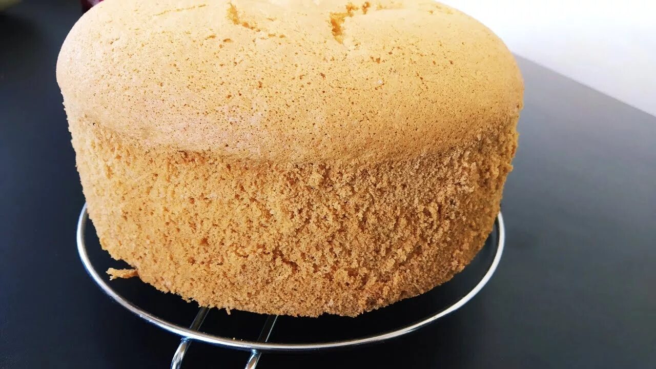 Бисквит который не опадает. Классический бисквит для торта. Классический бисквитный торт. Самый воздушный бисквит для торта. Бисквит для торта который не опадае.