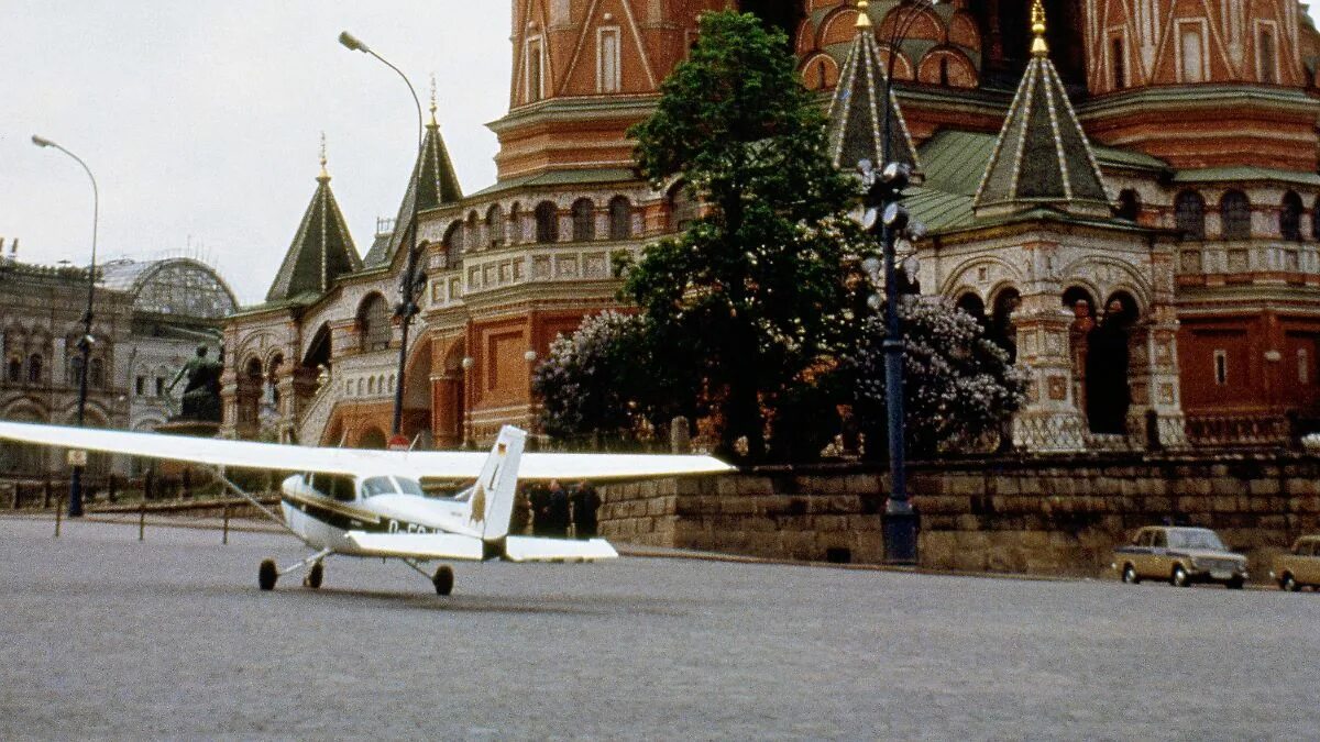 Какой самолет садился на красной площади. Маттиас руст на красной площади 1987. руст 1987 красная площадь. матиазруст га красной площади. приземление матиаса руста на красной площади.