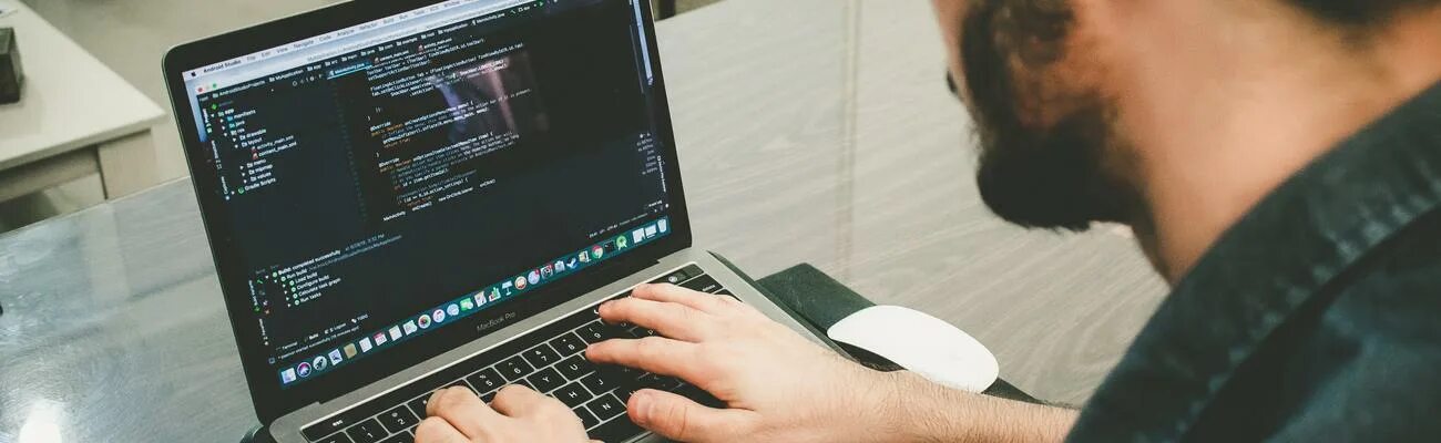 Middle frontend разработчиком. Программист. профессия frontend разработчик. фронтенд разработчик фото. бэкенд программист.
