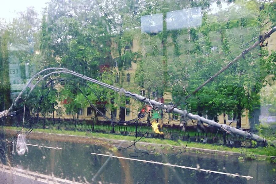 Ураган в клину вчера. Ураган на вднх. ураган в москве 2025. ураган в городе фото.