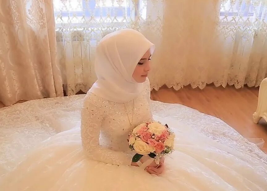 Чеченская свадьба. Чеченская невеста с букетом. Самая красивая Чеченская невеста. Букеты для невест в Чечне.