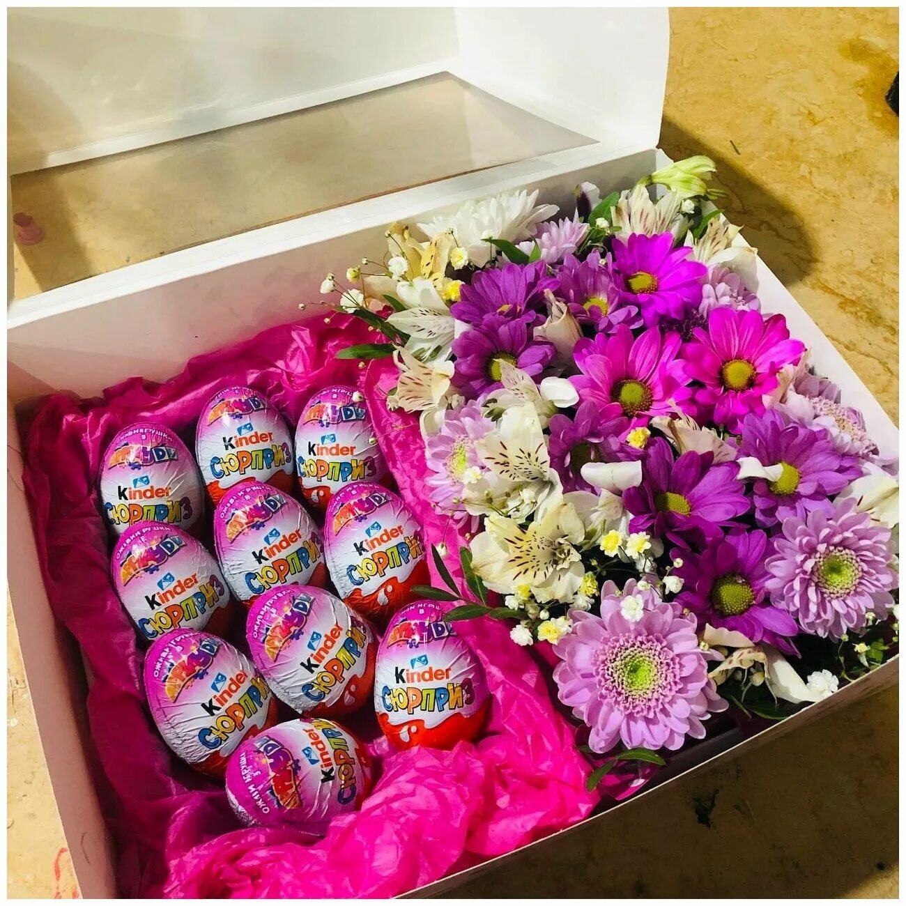цветы с сюрпризом. коробка с киндерами. цветы сюрприз. красивые подарки для девушки. цветы в коробке.