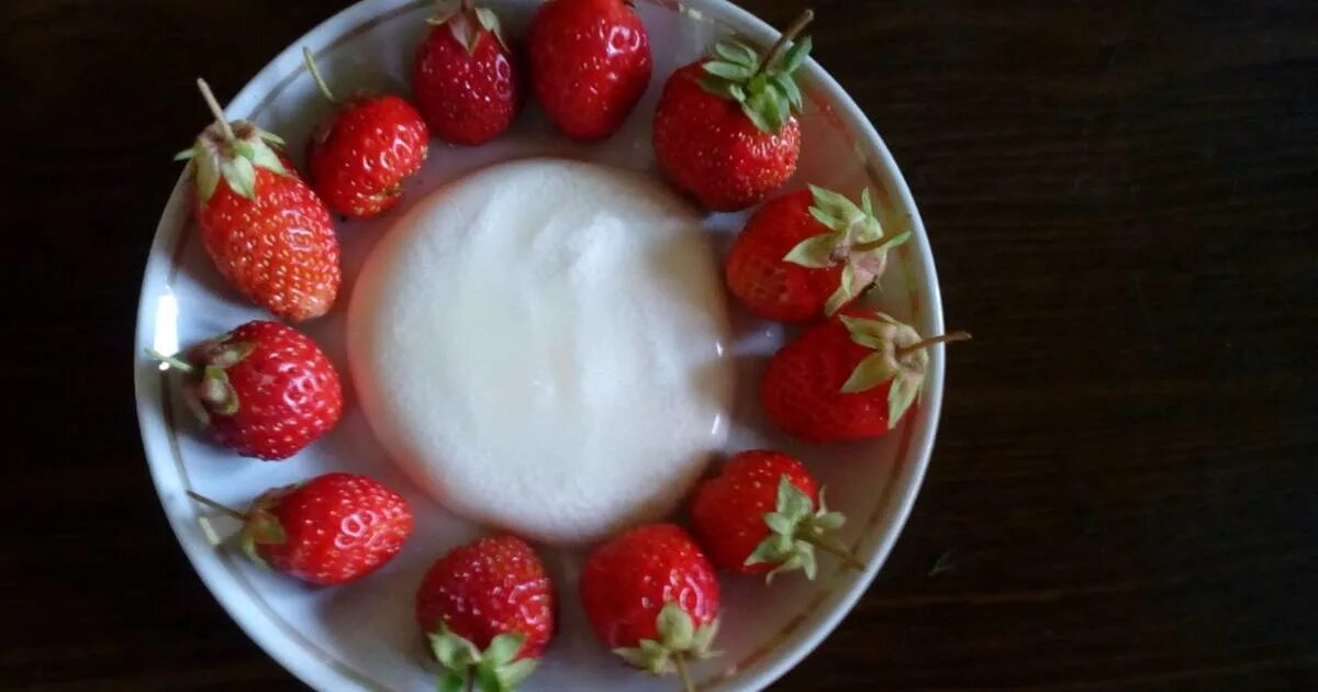 Клубника со сливками. Клубника со сметаной. Клубника с молоком и сахаром. Клубника со сливками. Клубника в сметане фото.