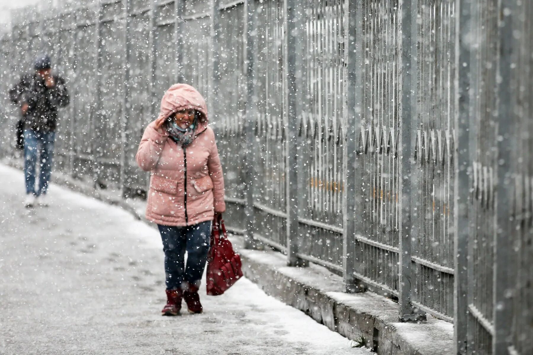 Небольшой снег. Снегопад в Московская облачность. Снег в Москве 1 декабря 2021. Июньский небольшой снег. Потепление в москве в декабре