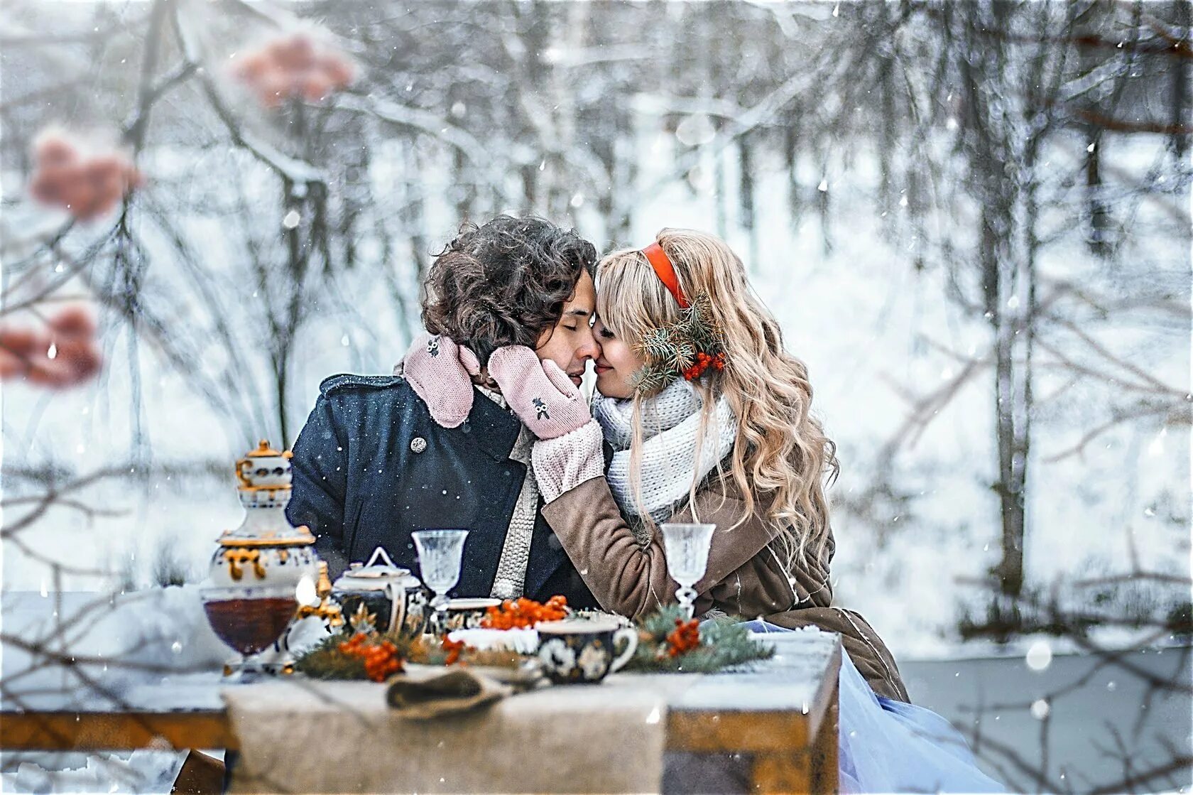 Первые романтики. Романтика зимой. Зима любовь. Влюбленные зима. Романтик на природе зимой.