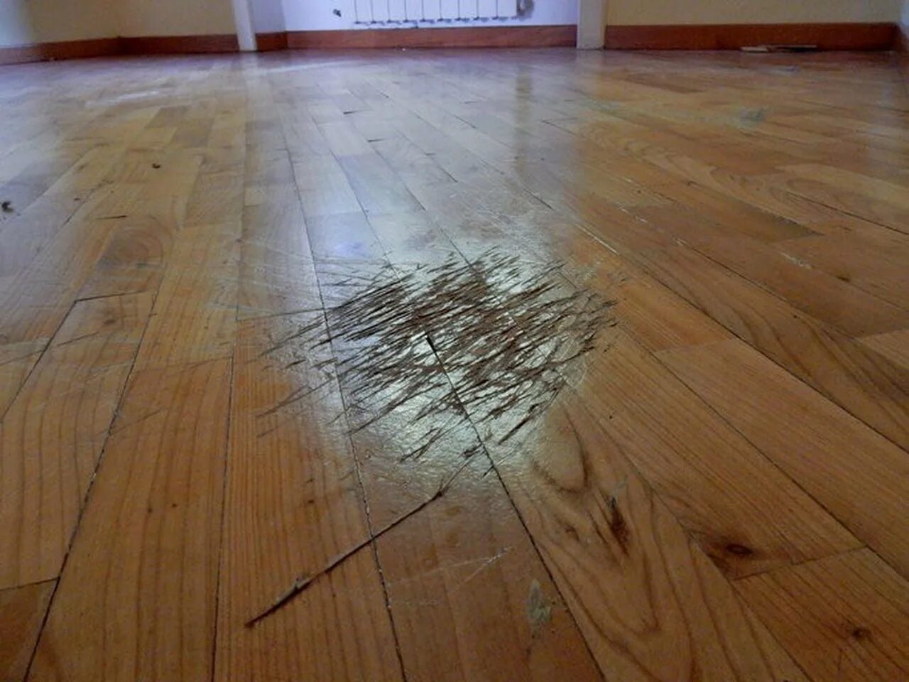 Broken on the floor. Испорченный паркет. Вздулся паркет. Ламинат после затопления. Царапанный паркет.