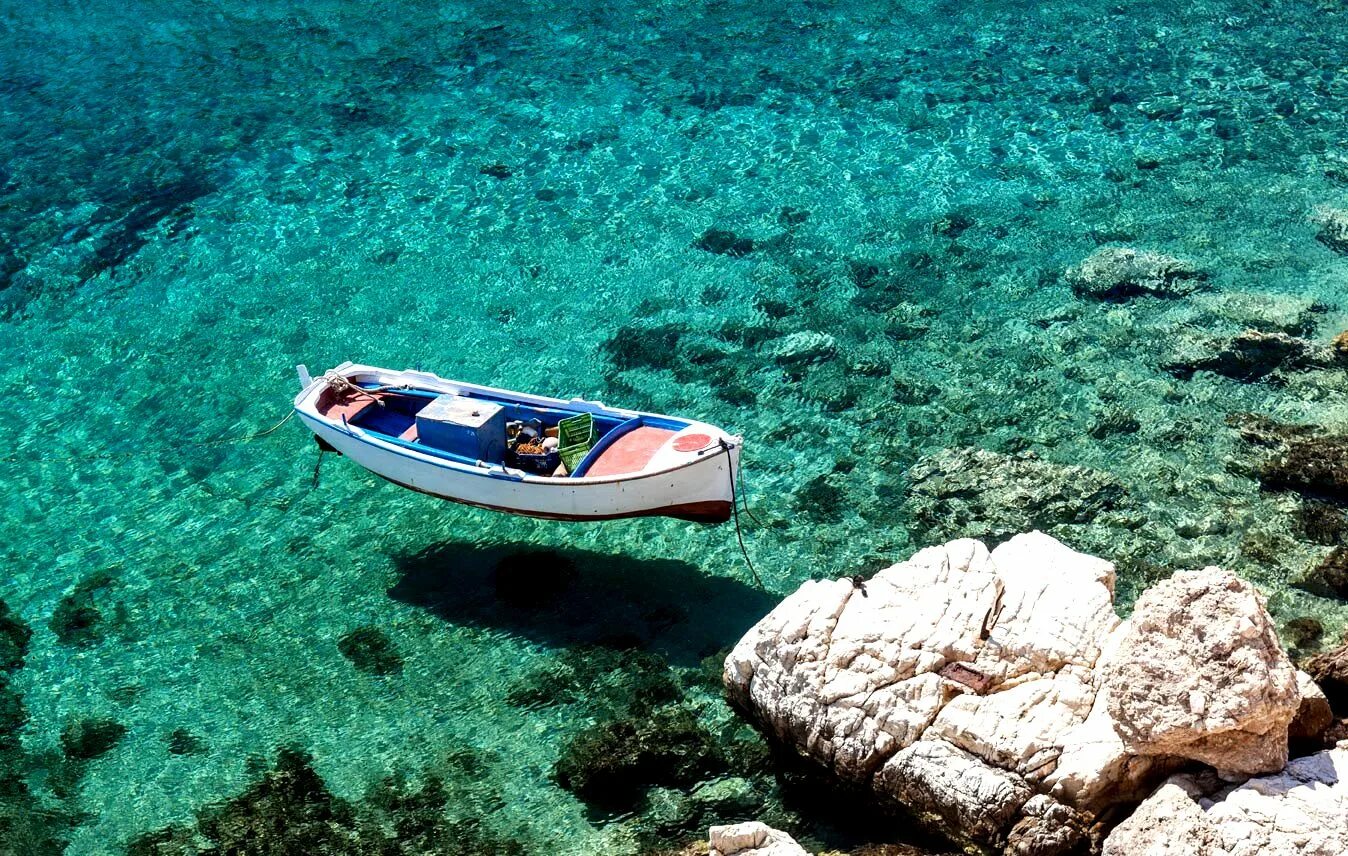 Причал на озере. Лагуна пхукет. Лодка на воде. Лодка. Прозрачное море.