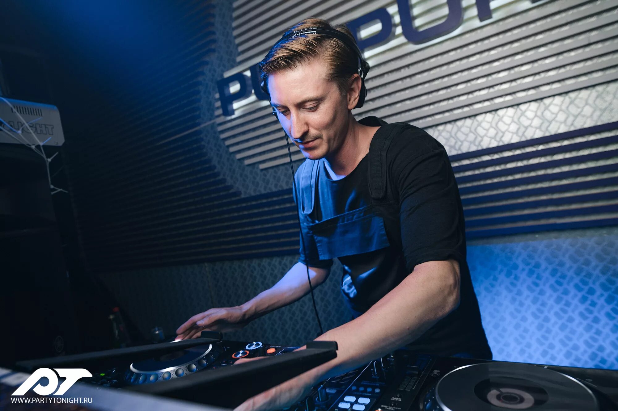 Диджей svet. Как зовут диджея. Скриллекс короткая стрижка. Skrillex сейчас. Mixmaster mike диджей.