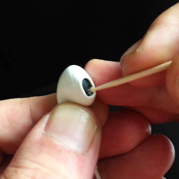 Как отмыть наушники. Чистка наушников apple earpods 2. наушники в ушной сере. чистка наушников от серы. палочка для чистки наушников.