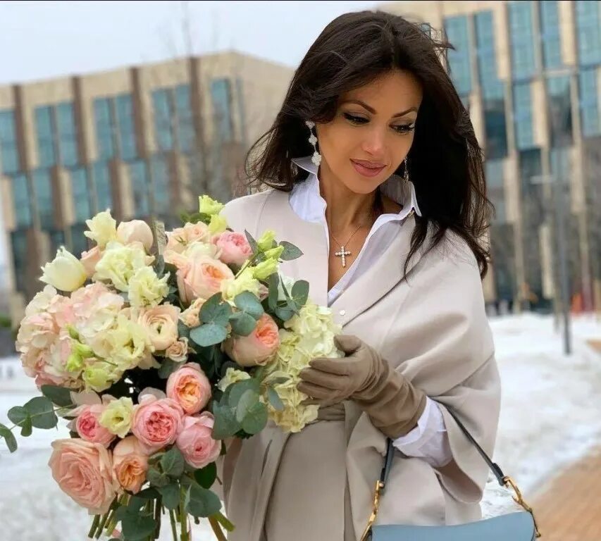 Дарите женщинам стихи. Мужчина с цветами. Дарите женщинам цветы стихи. Дарите женщинам цветы стихи. Женщине дарят цветы.