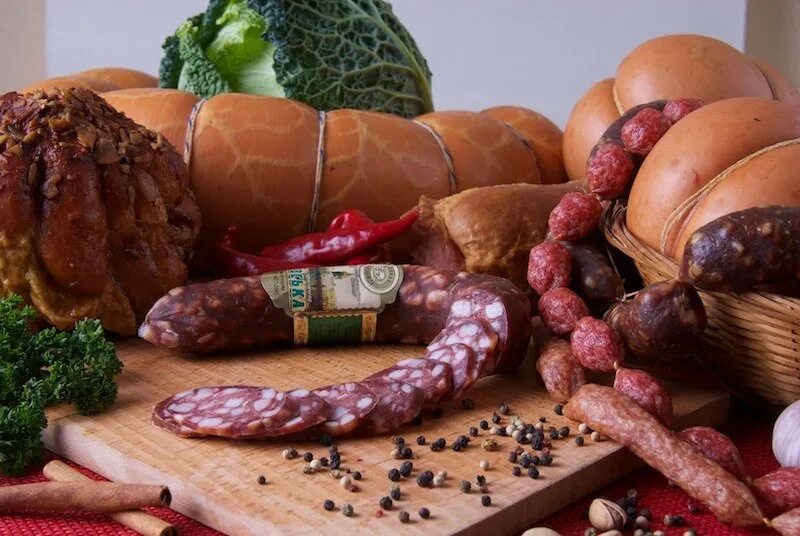 копченая колбаса. озерецкие колбасы мясокомбинат. колбаса сосиски. мясные и колбасные изделия. колбасы и копчености.