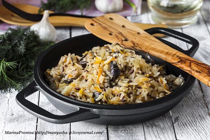 Плов с шампиньонами на сковороде. Плов с бурым рисом. Плов из бурого риса. Бурый рис с овощами. Бурый рис блюда.