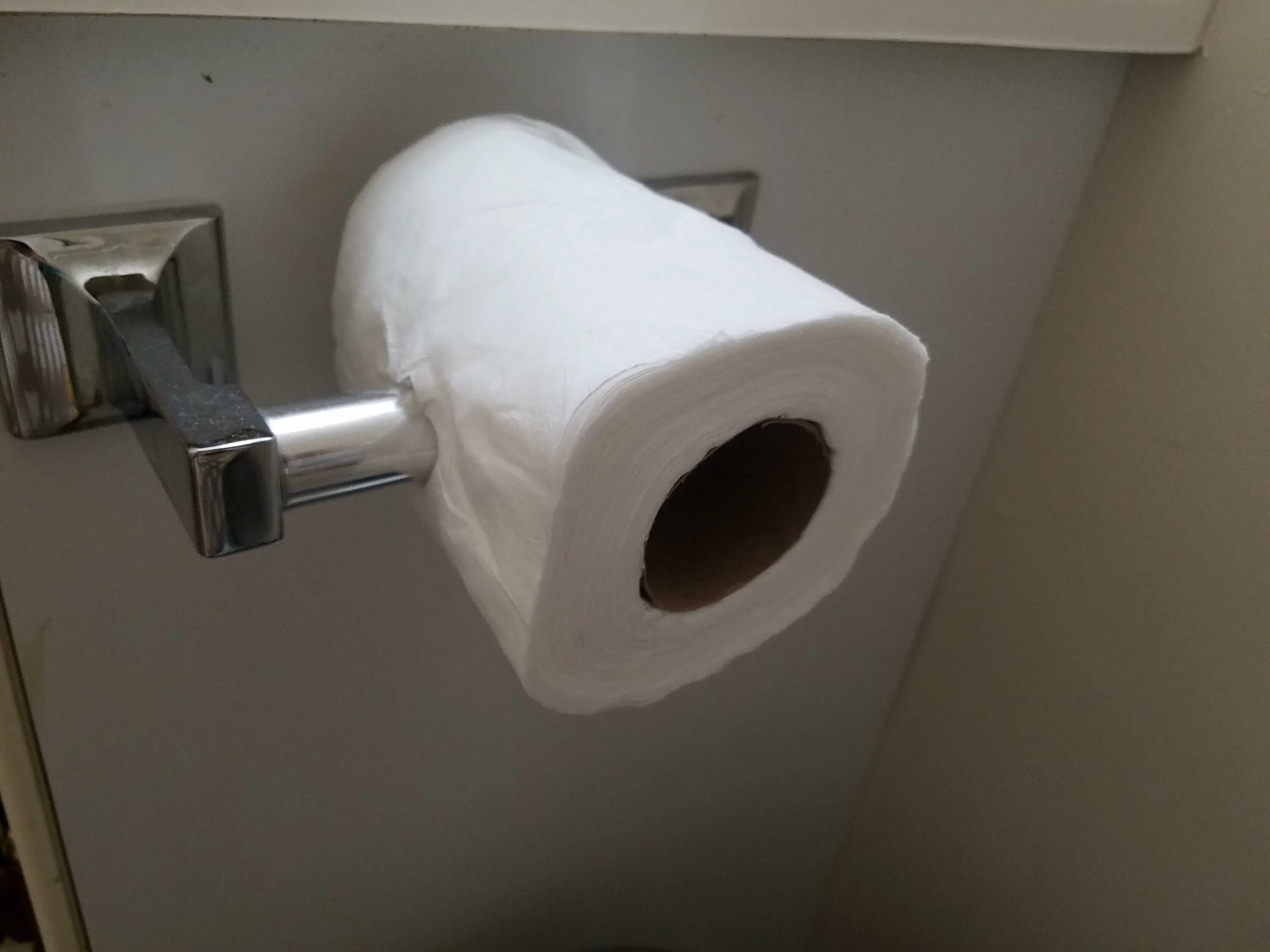 Анекдот про туалетную бумагу. Прикольная туалетная бумага. Туалетная бумага прикол. Туалетная бумага с дыркой. Огромный рулон туалетной бумаги.