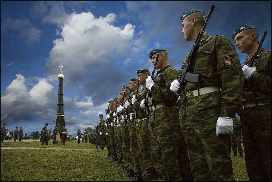 Солдат защитник Отечества. Защитники Родины. Нашей Родины солдаты. Солдат на страже. Российский солдат защитник родины