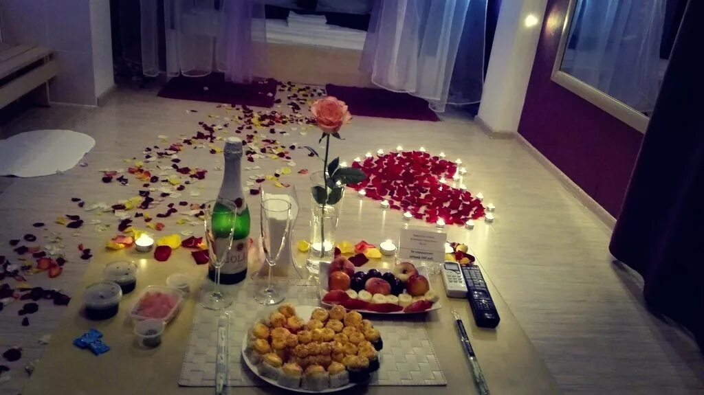 Романтика дома. Романтический ужин на полу. Комната для романтического вечера. Романтик для жены дома. Романтический стол на полу.