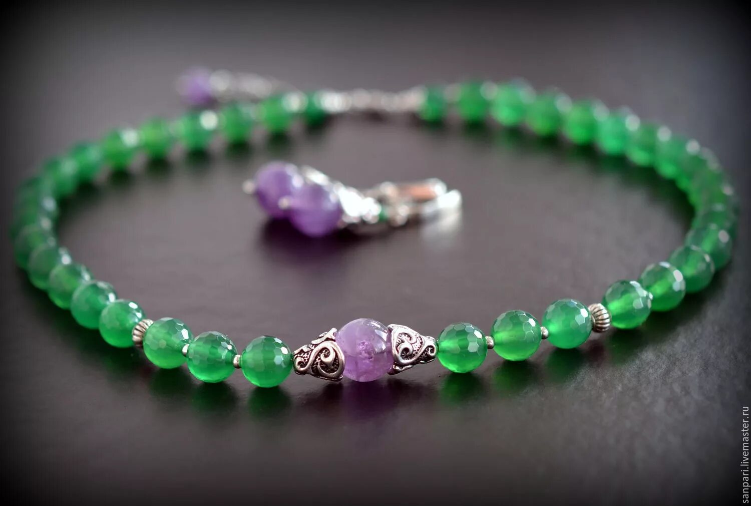 Уральский хризопраз. Хризопраз украшения. Колье с хризопразом. Зеленый камень хризопраз. Хризопраз сочетается.