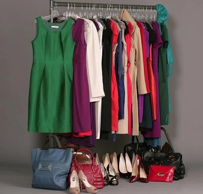 женские вещи. много женской одежды. гардероб стильной одежды. одежда для девушек. одежна.