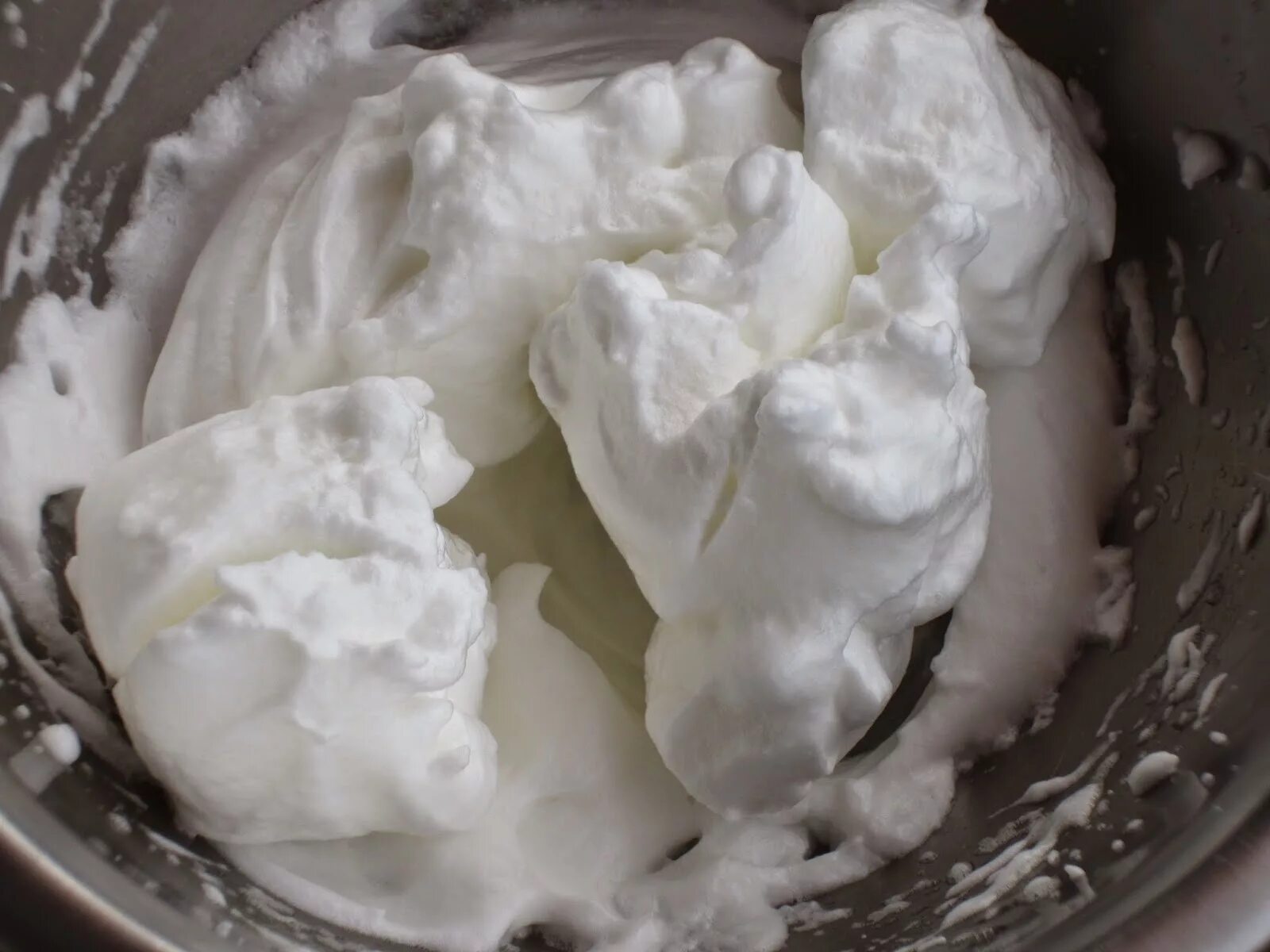 Взбитые белки до пиков. Белки до пиков. Белки до пиков. Белки до пиков. Сбить белки и сахар.