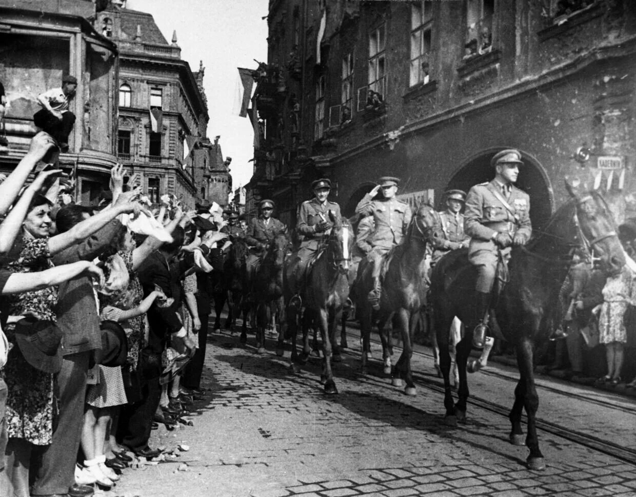 Красная армия в Праге 1945. Освобождение Праги советскими войсками 1945 года. Взятие Праги 1945. Немцы радуются