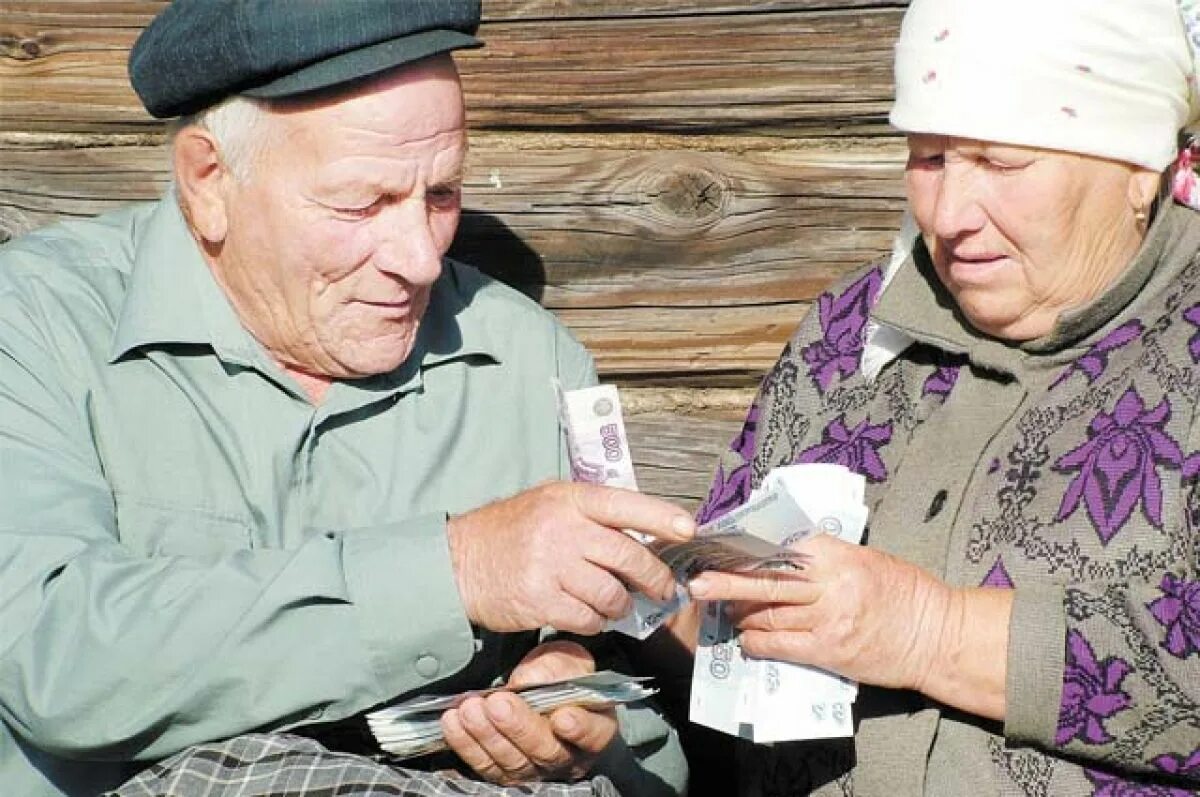 Новости дня пенсии. Пожилые в сельской местности. Пенсионеры в России. С первой пенсией. Пенсионер с деньгами.