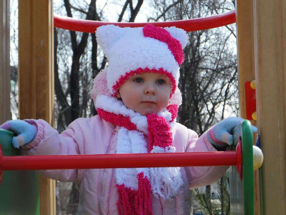 Снуд с ушками для ребенка. Шапка из плюшевой пряжи. Шапка и снуд из плюшевой пряжи. Alize softy шапка. Шапка из плюшевой пряжи для девочки.