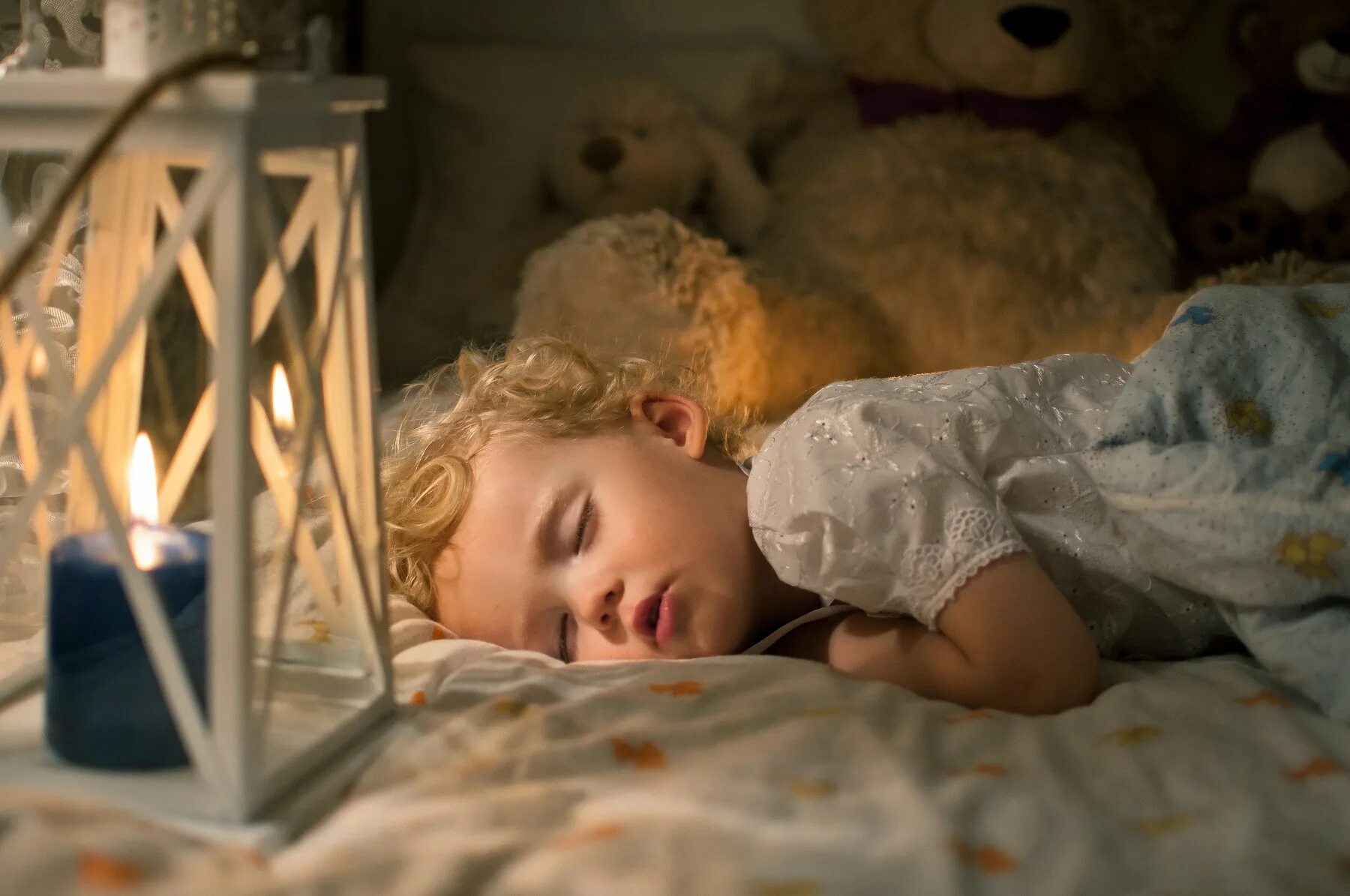 Читать на ночь. Чтение на ночь детям. Детские сны. Детки спят ночь. Ребенок спит ночью.