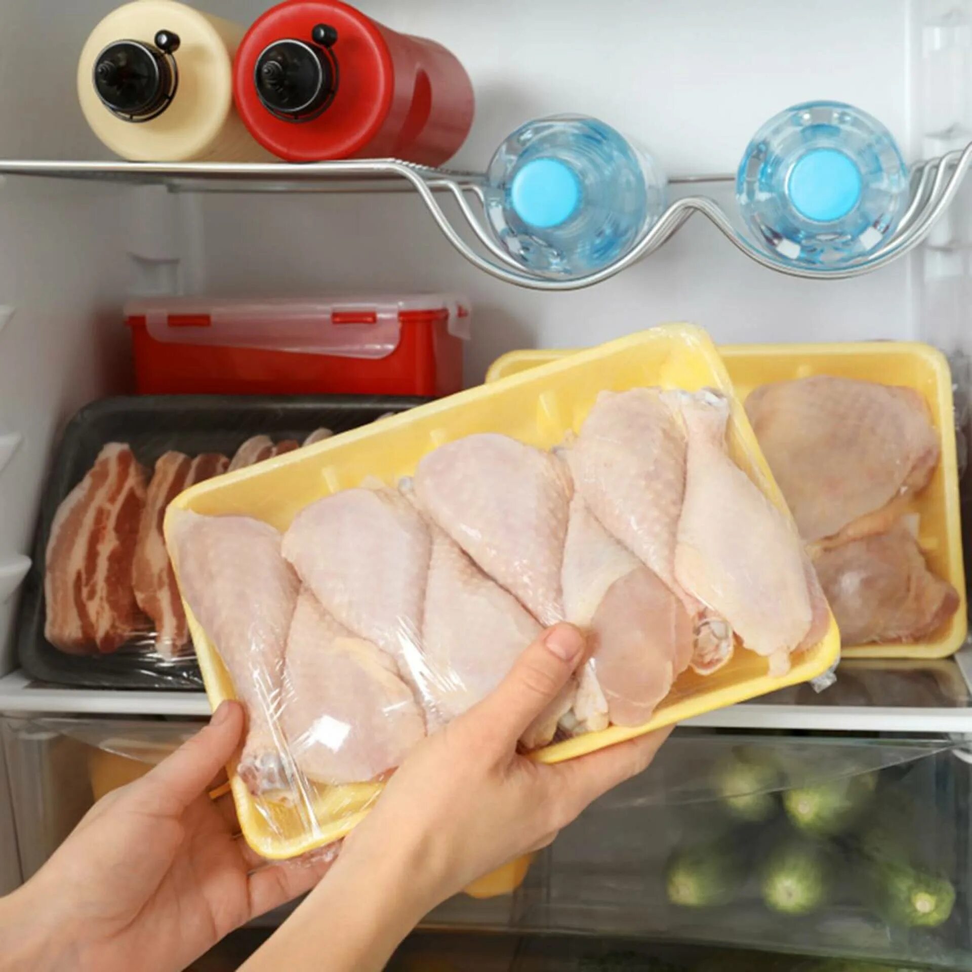 Вареная курица в холодильнике. Хранение куриного мяса. Курица охлажденная. Куриная грудка в морозилке.