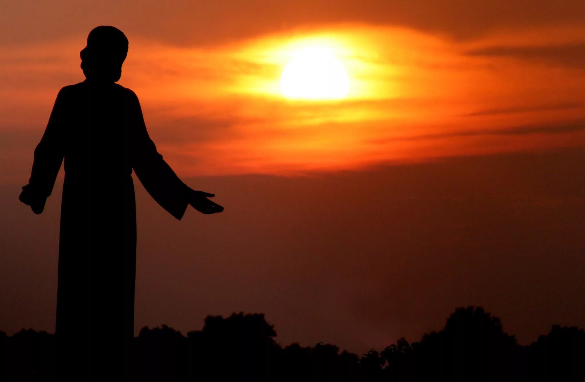 священная тень. тени святого солнца. аниме пламенная бригада пожарных шинра. бали храм молящийся мужчина силуэт. притчи «святая тень».