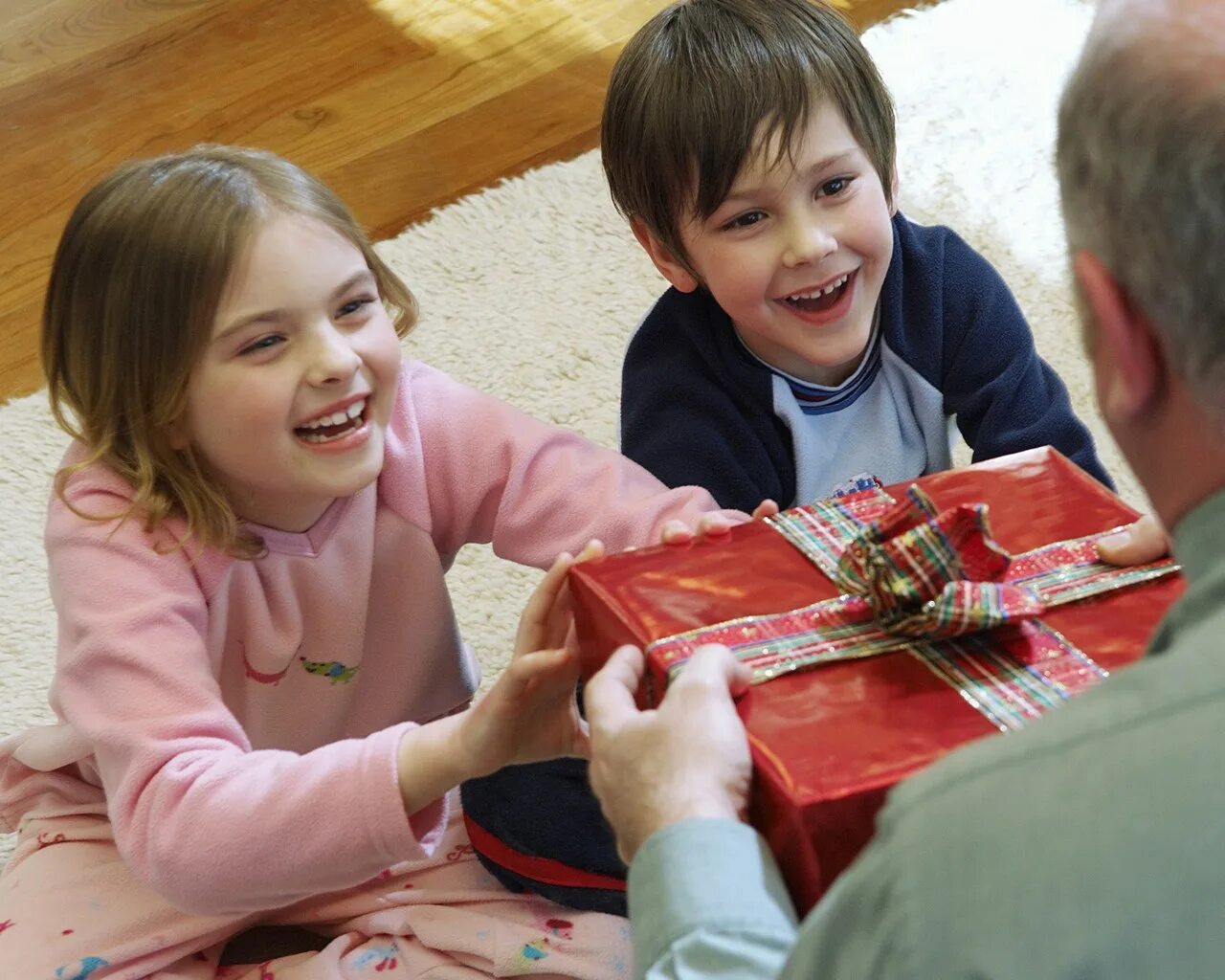 Рождество семья. Подарки детям в другом городе. Рождество семья. Подарки детям в другом городе. Подарки детям в другом городе.