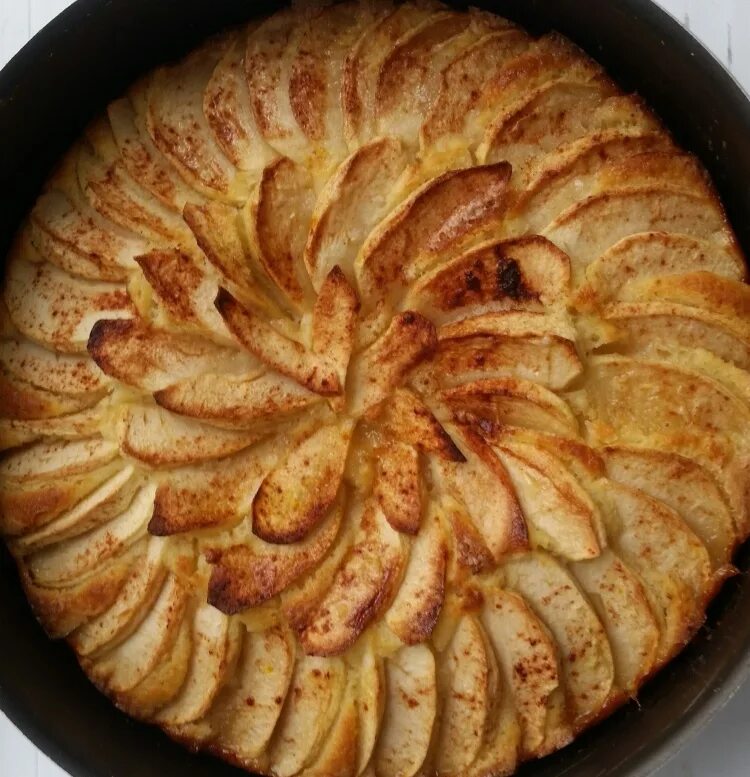 Пирог ру рецепты. Сдобный пирог с яблоками. Пирог с яблоком и корицей. Круглый пирог с яблоками. Яблочный пирог с корицей.