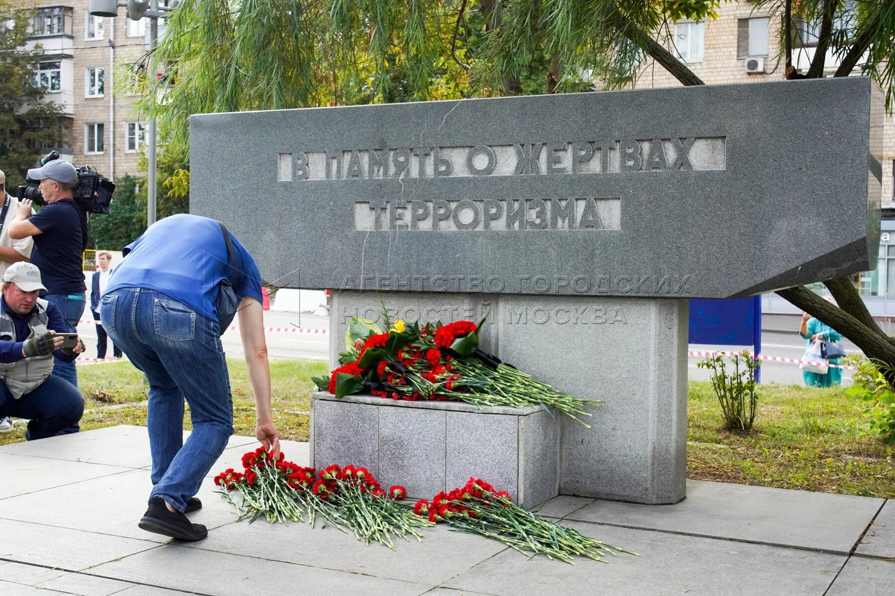 Улица Мельникова памятник погибшим в теракте. Альбом в память жертв теракта