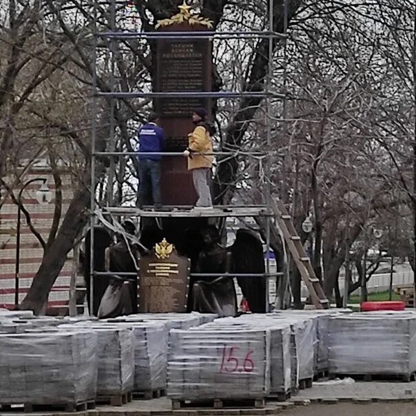 Сквер рыбнева новороссийск где. Сквер Рыбнева Новороссийск. Памятник новороссийцам павшим в необъявленных войнах. Памятник павшим в необъявленных войнах Новороссийск. Малиновский снесение памятника.