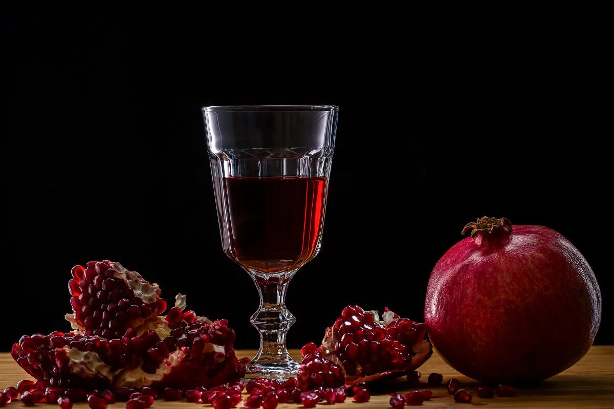 Гранатовое вино домашнее. Вино гранатовое красное. Гранатовое вино домашнее. Гранатовое вино эдваг груп "365". Гранатовое вино гранат.