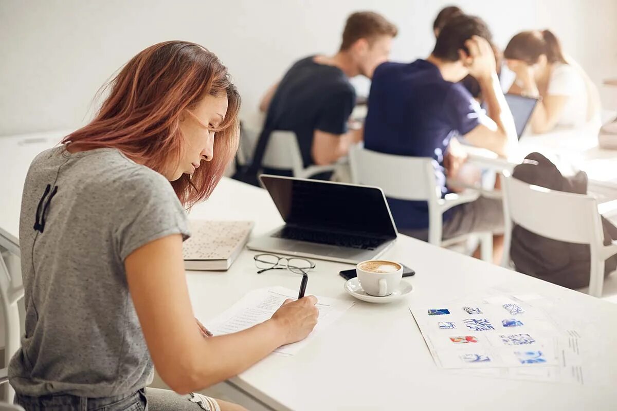 Уличный коворкинг. Администратор коворкинга. Коворкинг балчуг рабочая станция. Красивый коворкинг. Коворкинг.