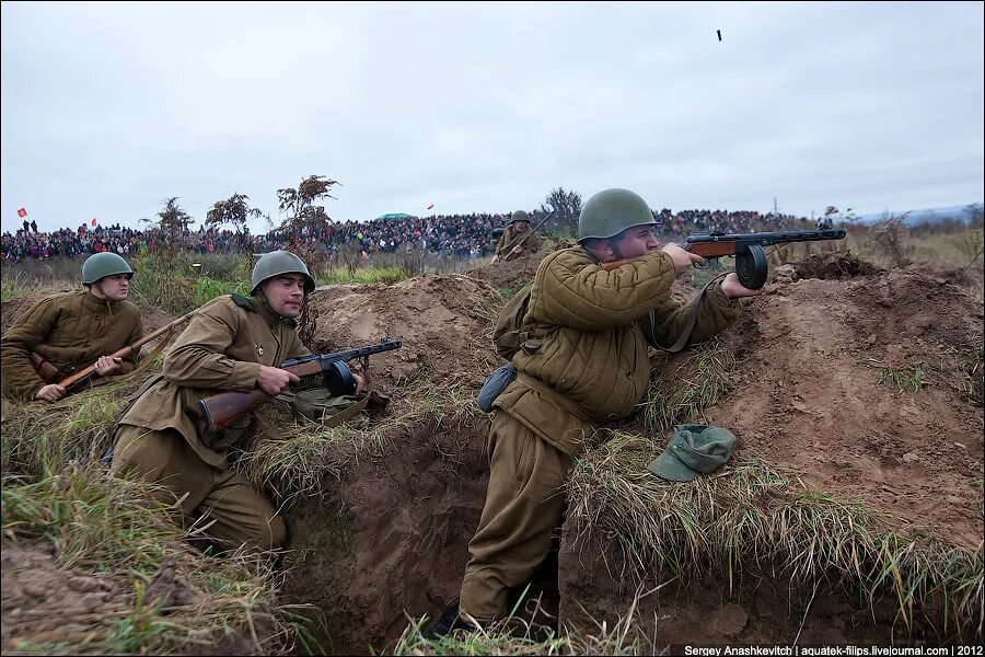 зашли в окопы. боевые окопы. военные окопы. окопы первой мировой войны. траншеи и окопы.