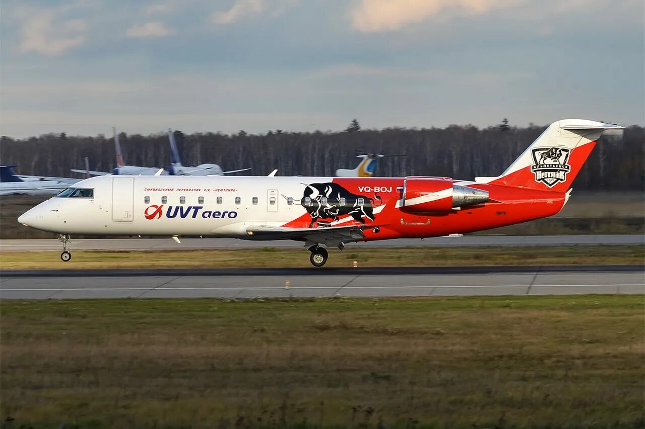 Самолет казань горно алтайск. Bombardier crj200 ЮВТ. Bombardier crj200 ЮВТ Аэро. CRJ 200 самолет UVT Aero. CRJ-200 ЮВТ.