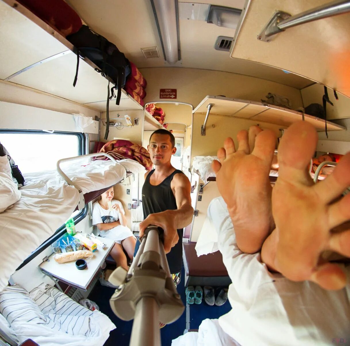 Питание в плацкартном вагоне. Поезд ржд плацкарт 2025. поезд внутри. ноги в поезде. ноги в плацкартном вагоне.