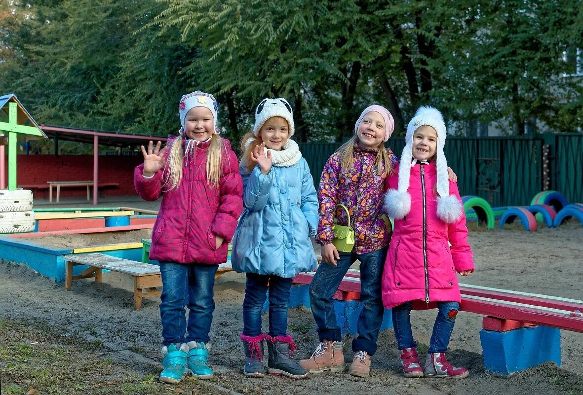 Детский сад звонкий. Дети на прогулке в детском саду. Фотосессия в детском саду на прогулке. Прогулка детей в детском саду фотосессии. Детский садик на прогулке.