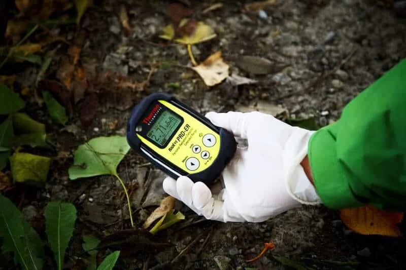 Радиоактивное заражение загрязнение местности. Загрязнение почвы радиоактивными веществами. Радиоактивное загрязнение местности возникает в результате. Характеристика радиоактивного загрязнения. Радиоактивное заражение загрязнение местности.