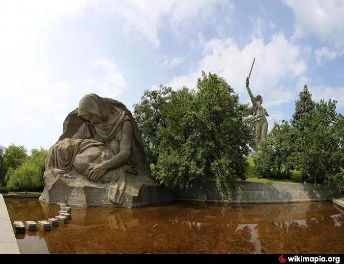 Мамаев Курган Волгоград Скорбящая мать. Скульптура скорбь матери на Мамаевом Кургане. Мамаев Курган озеро скорби. Скорбящая мать памятник Волгоград. Памятник мать земля